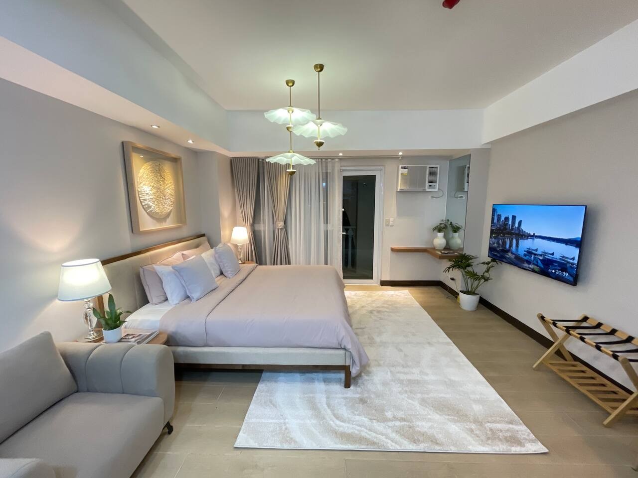 Minimalist & cozy place next to Venice Mall