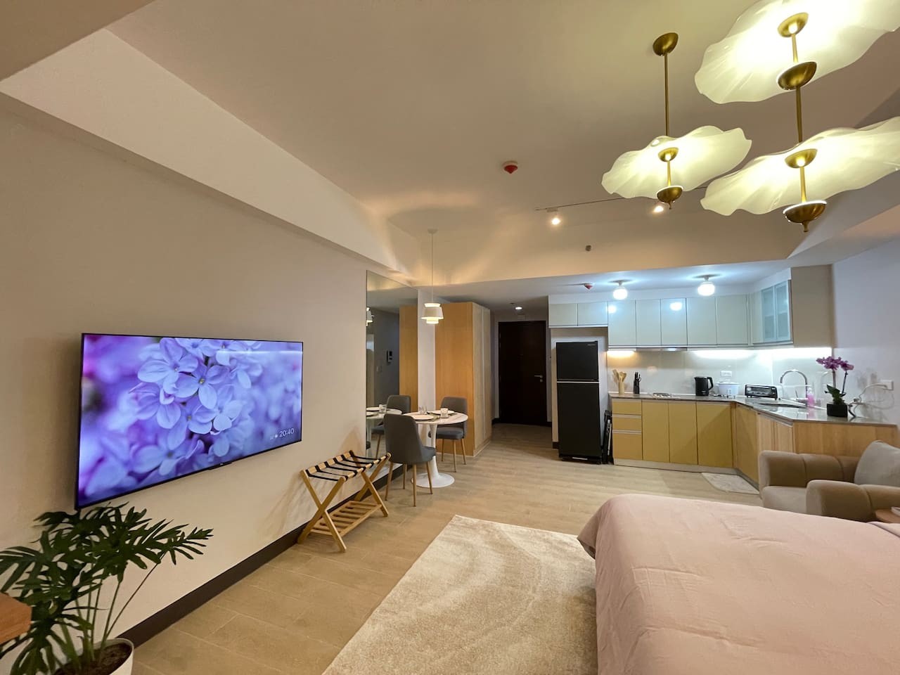 A lovely studio unit with a nice and comfy king-sized bed, complete with soft sheets, a duvet, four pillows, and a blanket. Plus, there's a fantastic 55-inch smart 4K TV for your enjoyment!