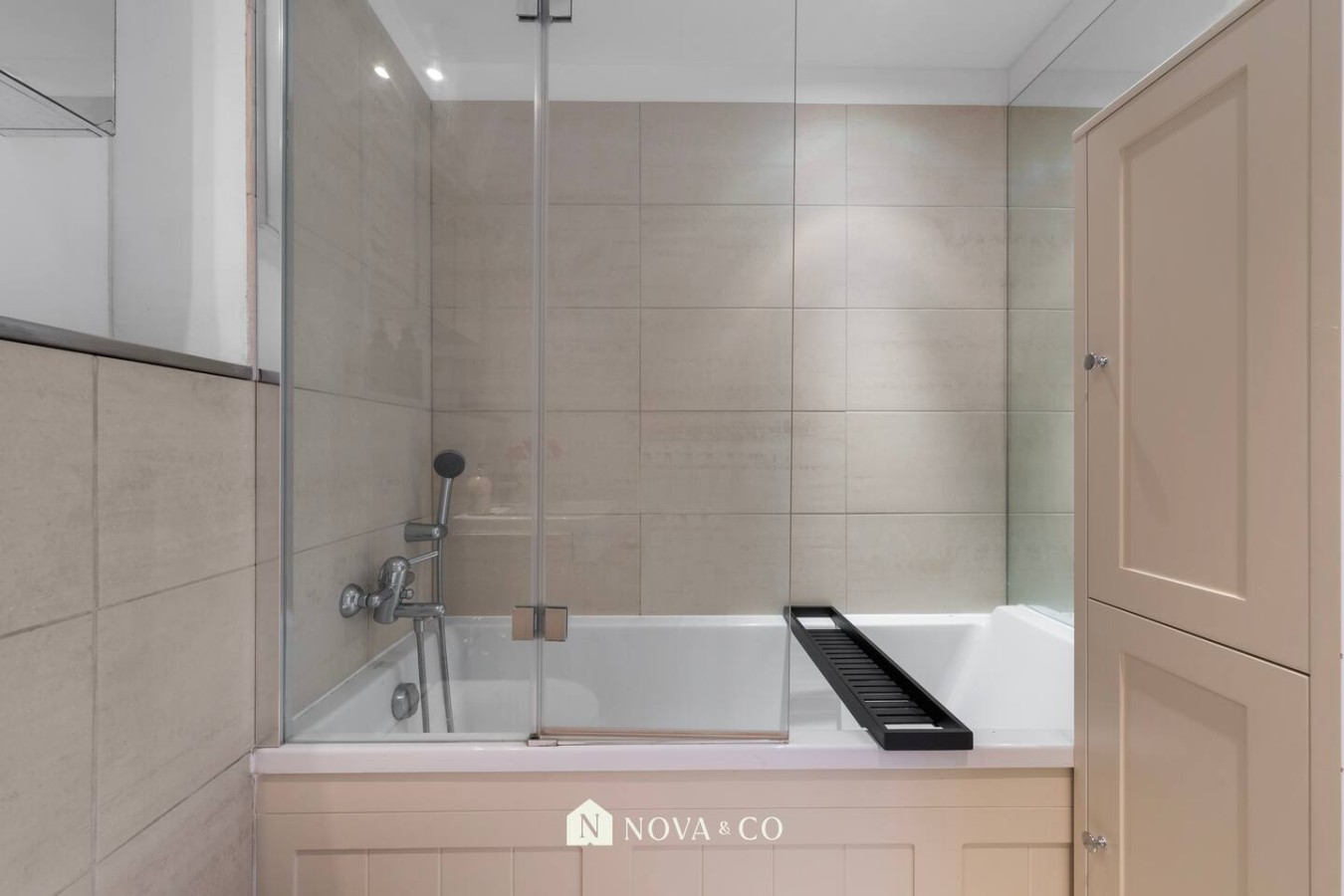 Canary Wharf 2BR | O2 Views & Parking in Aurora Bldg, 164 Blackwall Way 15 - Property image 27 - VivreStays
