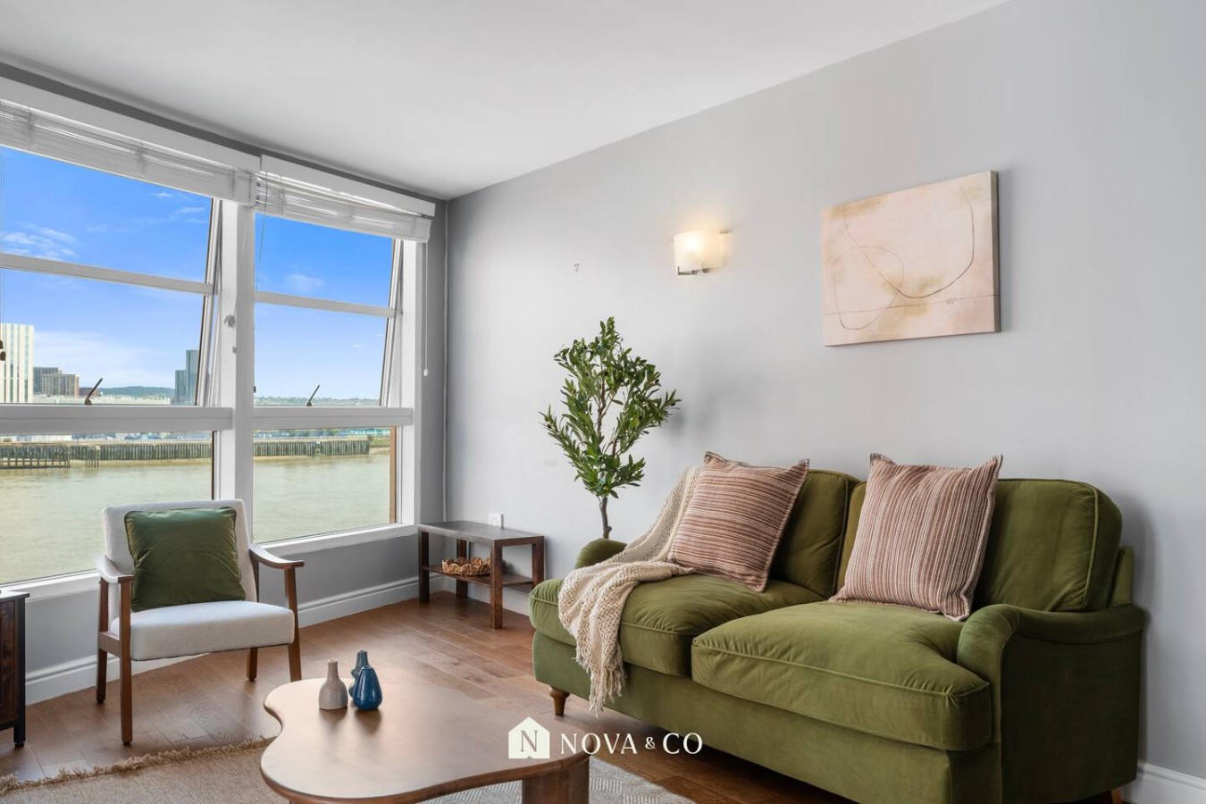 Canary Wharf 2BR | O2 Views & Parking in Aurora Bldg, 164 Blackwall Way 15 - Property image 2 - VivreStays