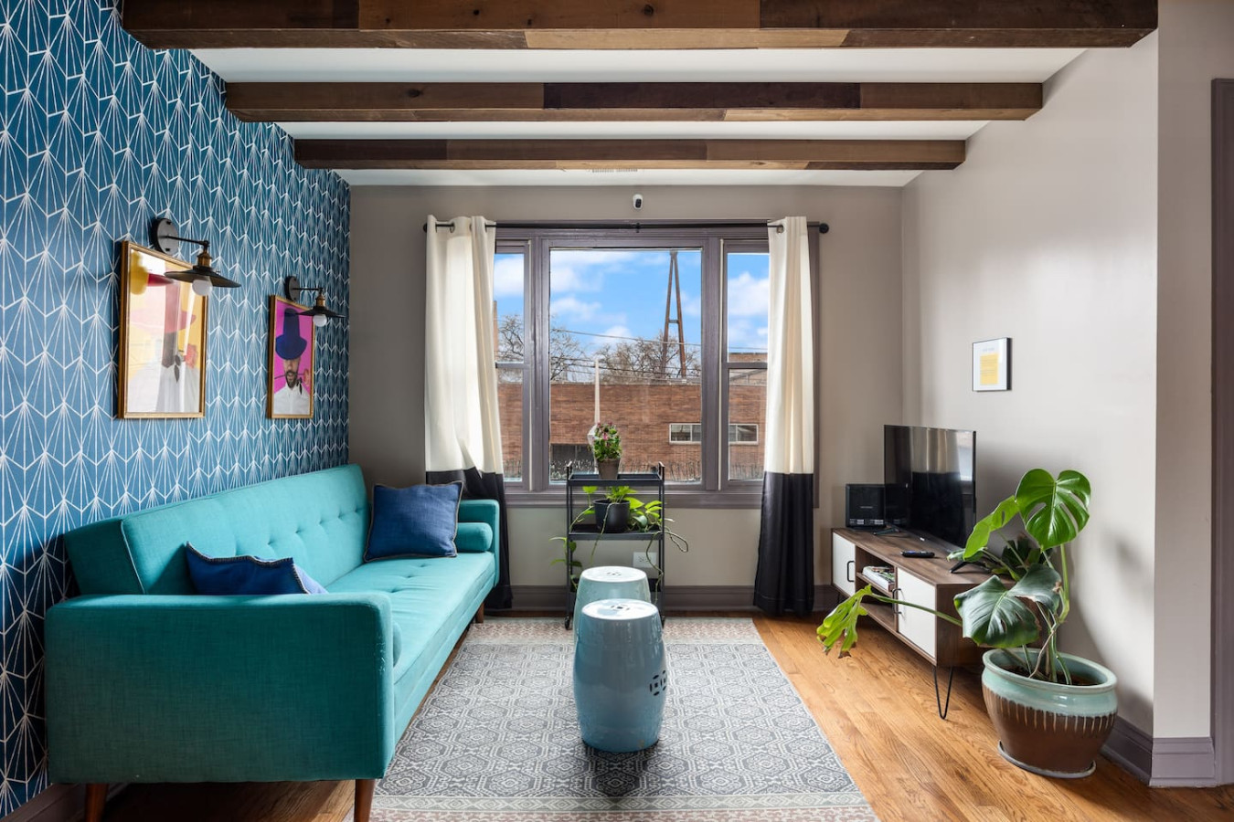 Cozy Vintage Style And Convenient Location - Charming Retreat - Chicago, IL