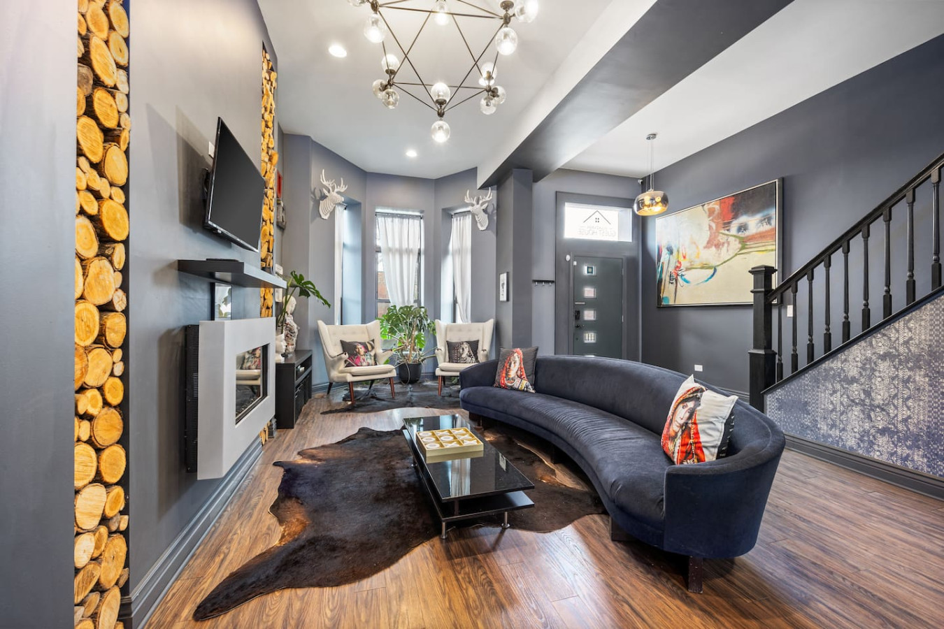 Spacious Communal Areas And Cozy Balconies - Inviting Haven - Chicago, IL