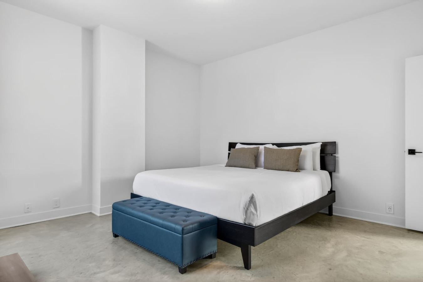 Wynnau Estate in Bel Air | Photo 24