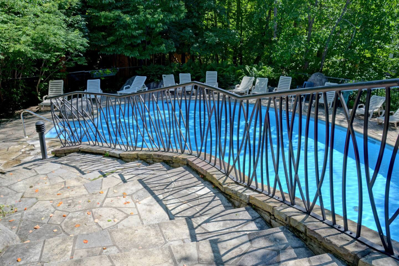 2BDR Condo w Summer Pool, 5 Mins to Village 29