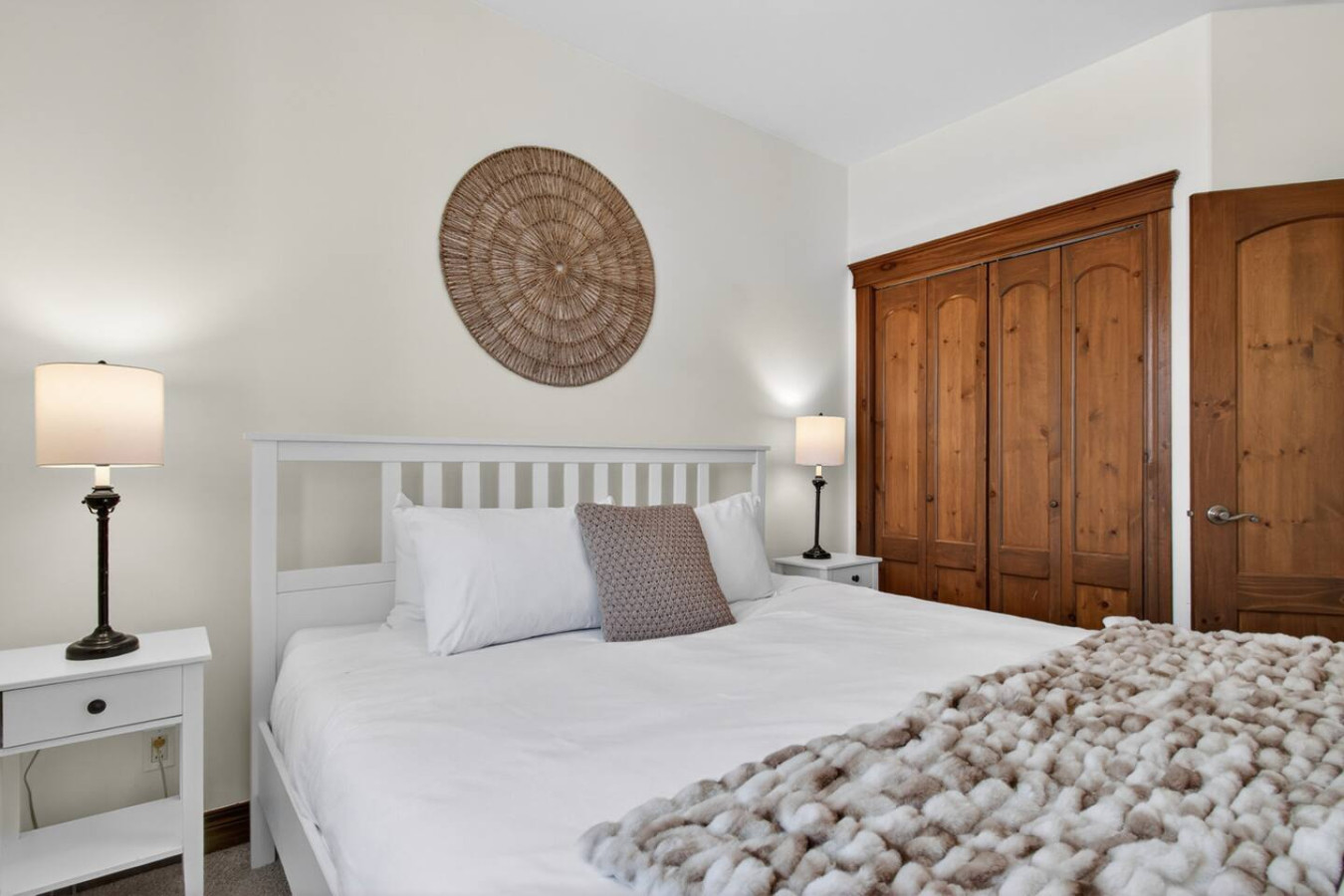 2BDR Condo w Summer Pool, 5 Mins to Village 21