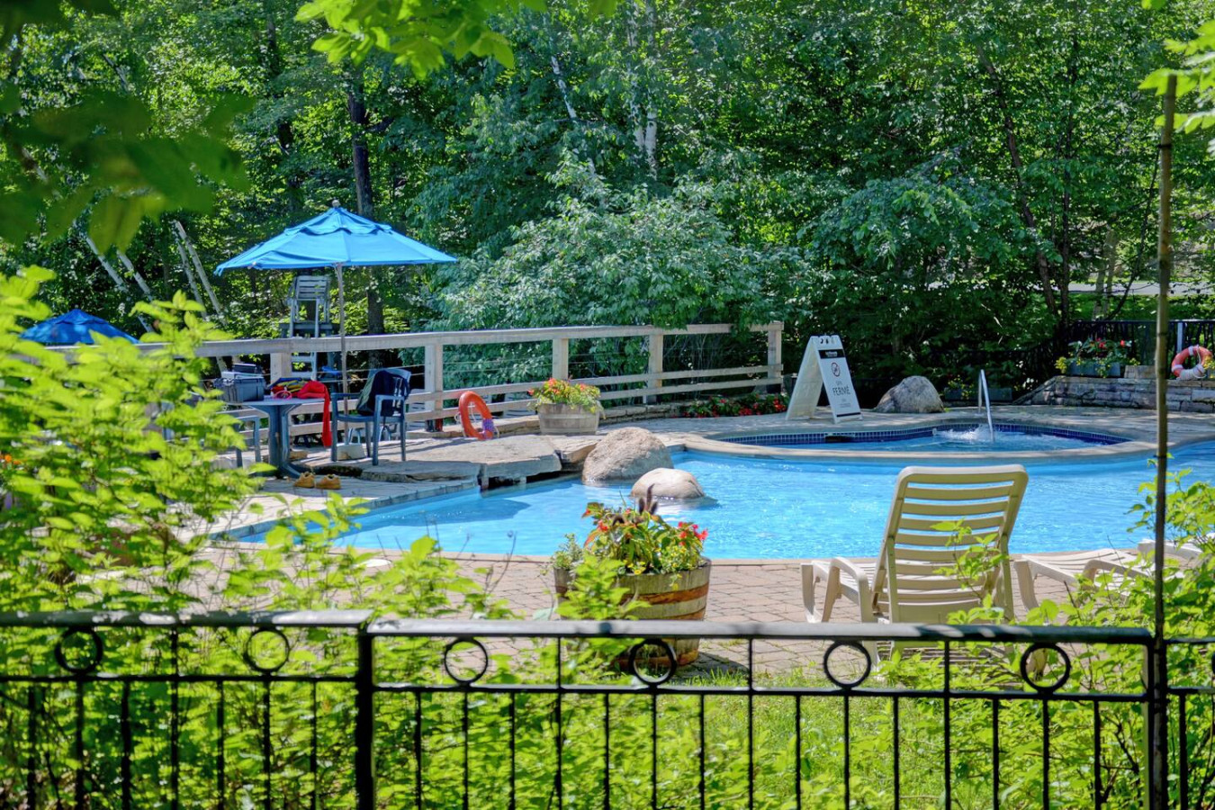 2BDR Condo w Summer Pool, 5 Mins to Village 31