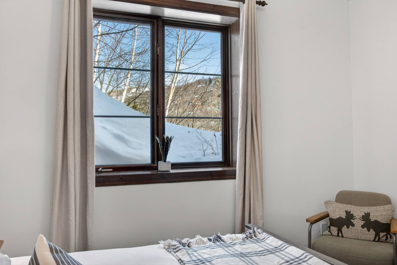 2BDR Condo w Summer Pool, 5 Mins to Village 15