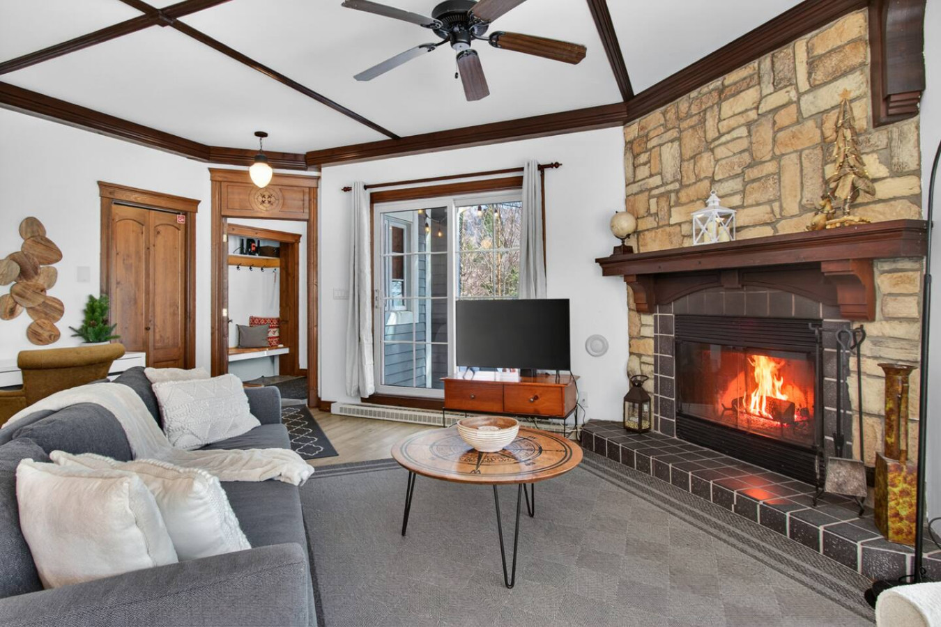 2BDR Condo w Summer Pool, 5 Mins to Village 6