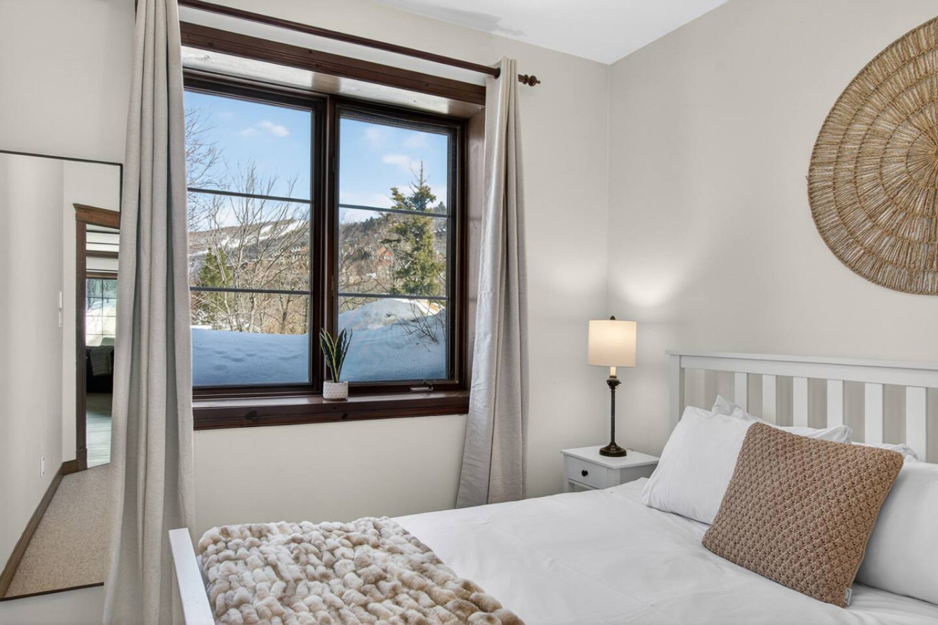 2BDR Condo w Summer Pool, 5 Mins to Village 22