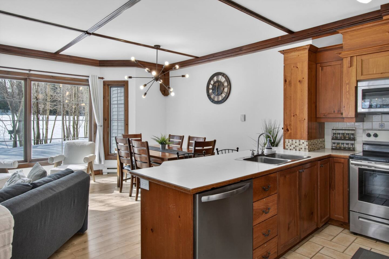 2BDR Condo w Summer Pool, 5 Mins to Village 13