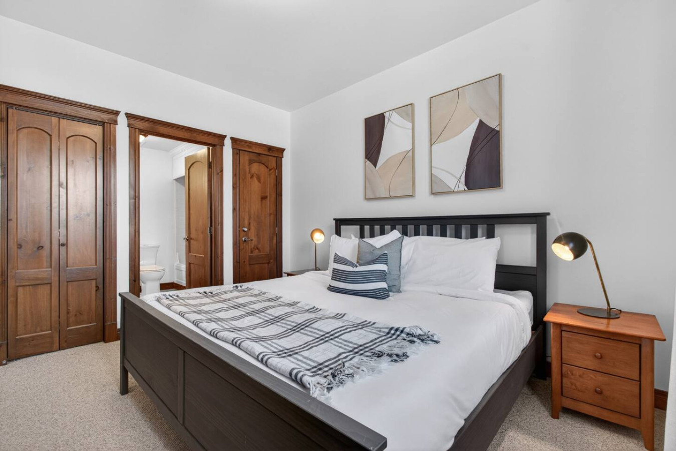 2BDR Condo w Summer Pool, 5 Mins to Village 16