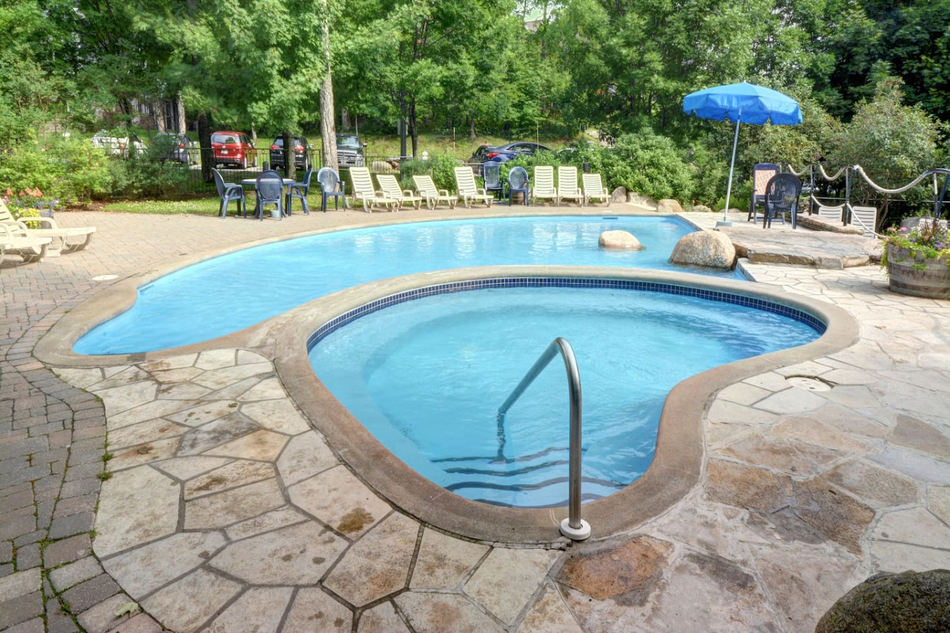 2BDR Condo w Summer Pool, 5 Mins to Village 28
