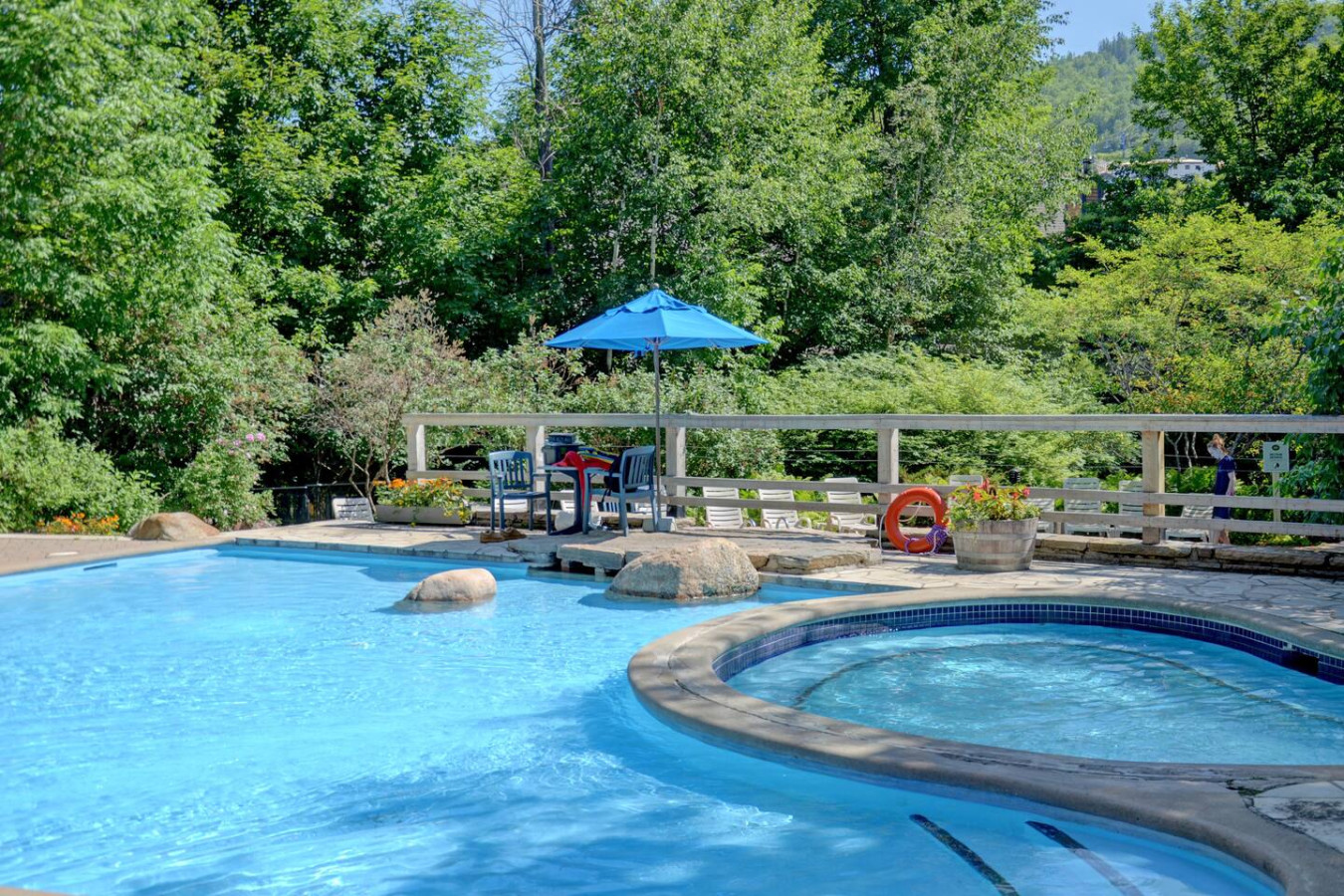 2BDR Condo w Summer Pool, 5 Mins to Village 30