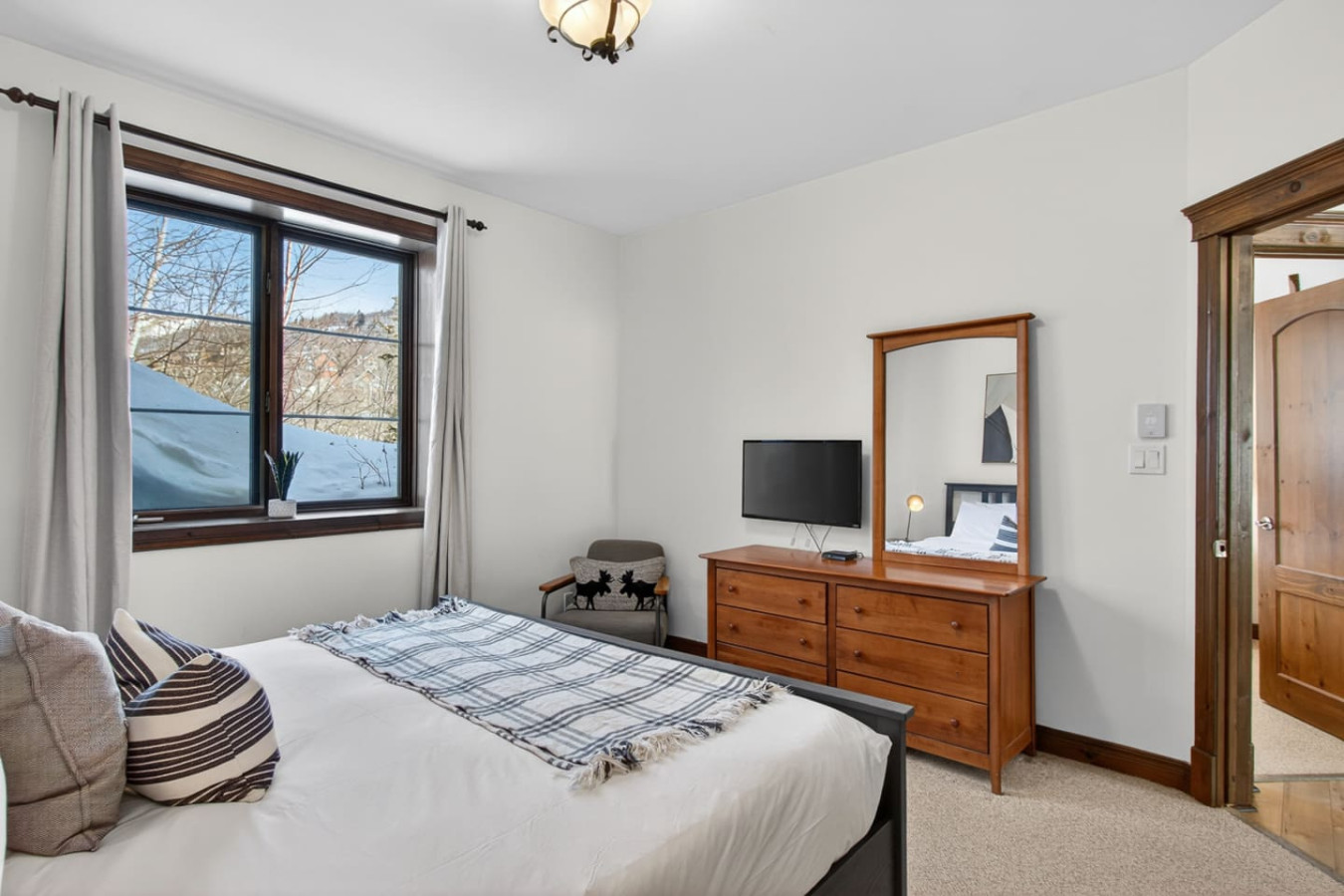 2BDR Condo w Summer Pool, 5 Mins to Village 14