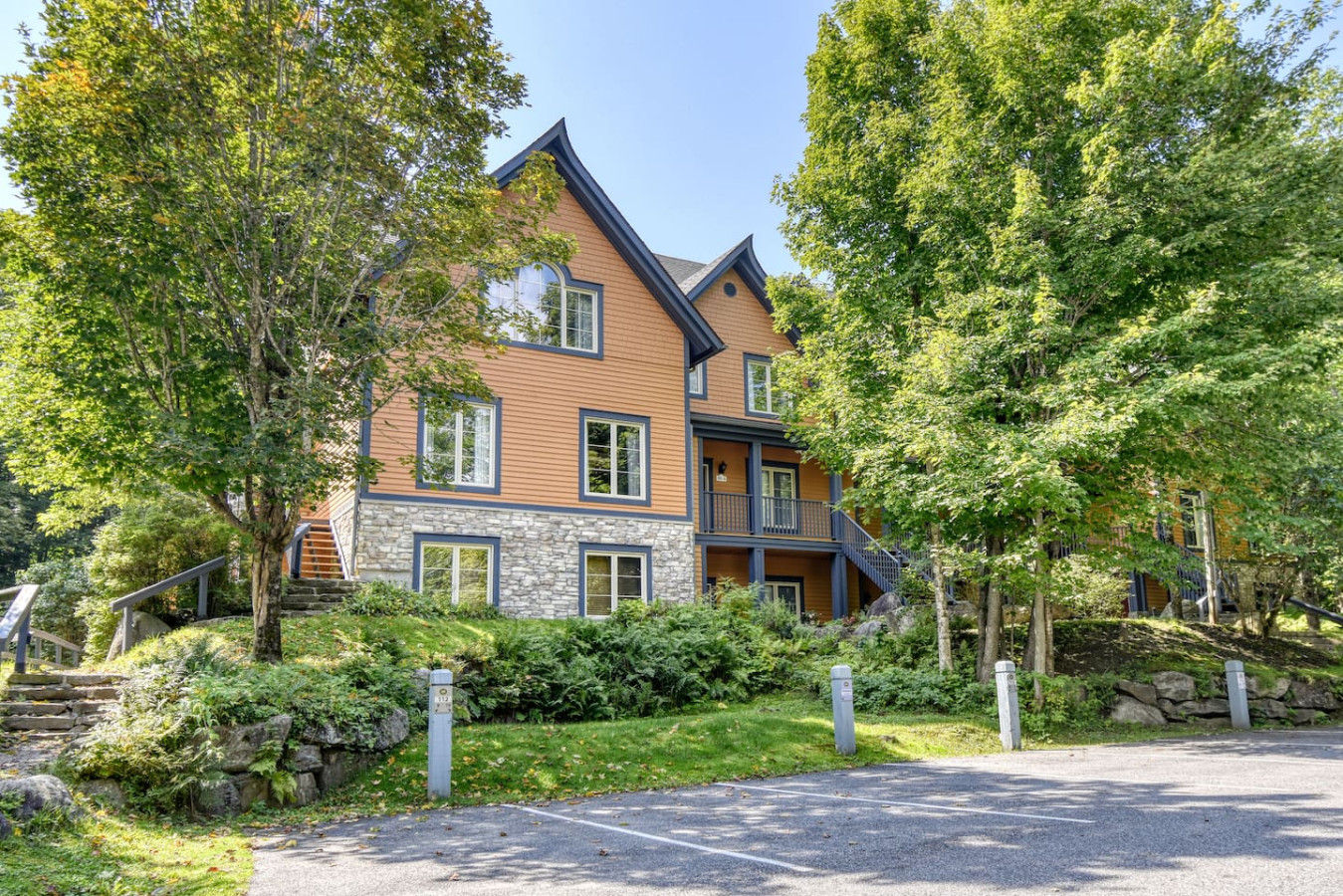 2BDR Condo w Summer Pool, 5 Mins to Village 4