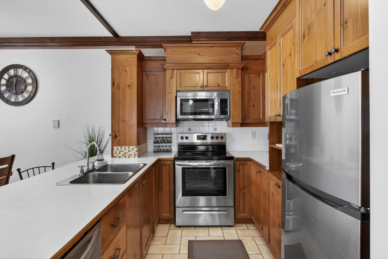 2BDR Condo w Summer Pool, 5 Mins to Village 11