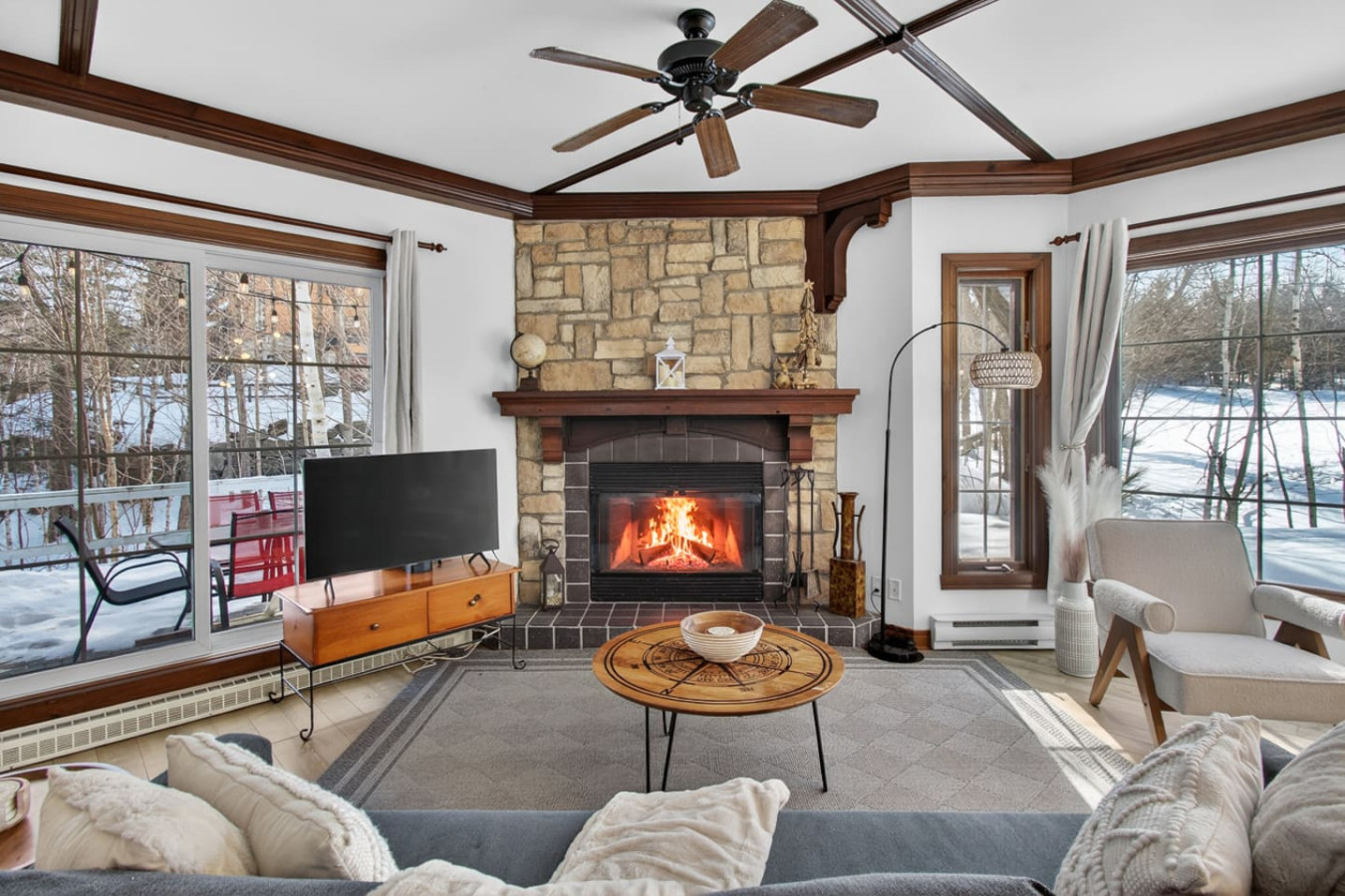 2BDR Condo w Summer Pool, 5 Mins to Village