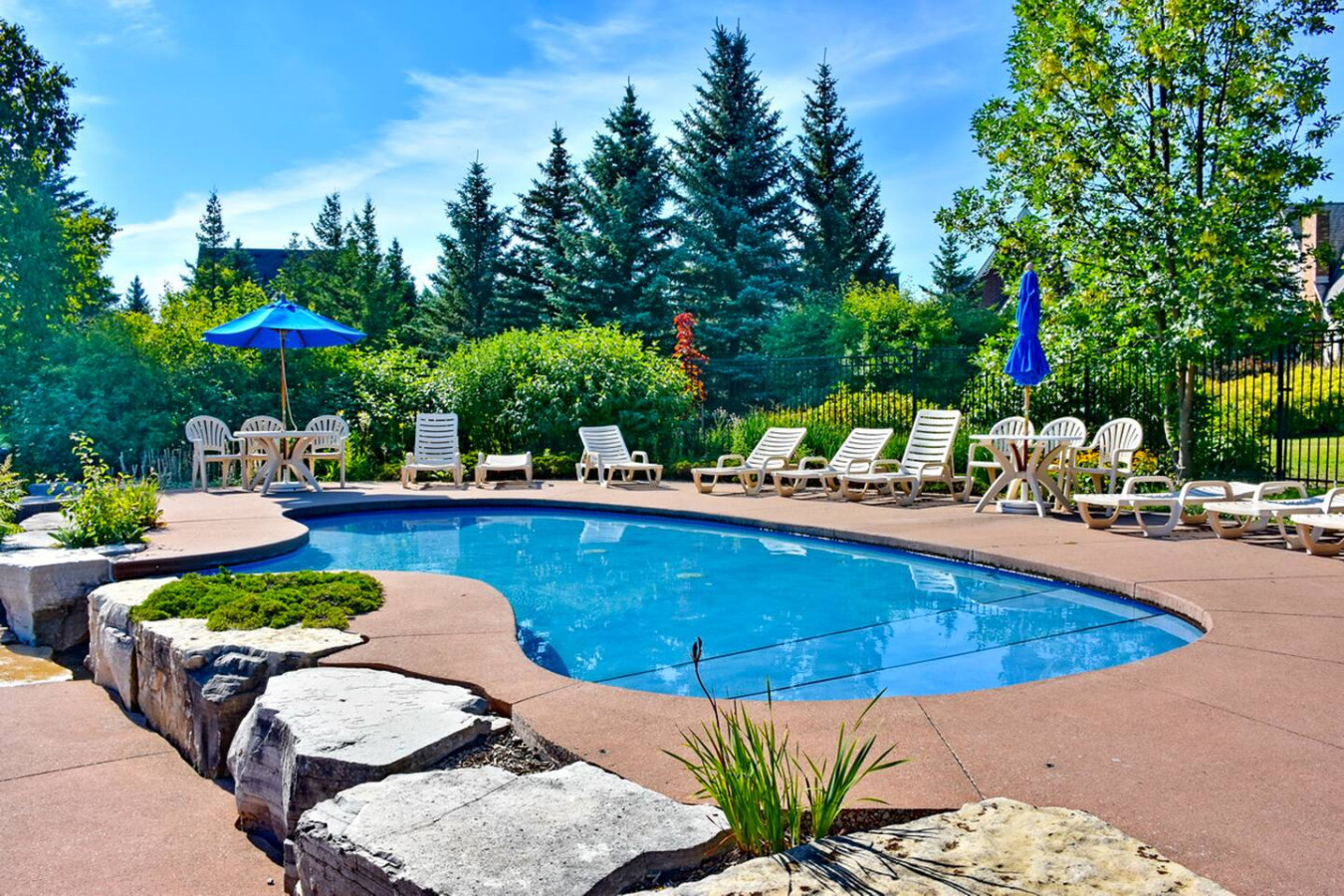 Family Townhome w/ Summer Pool | Photo 28