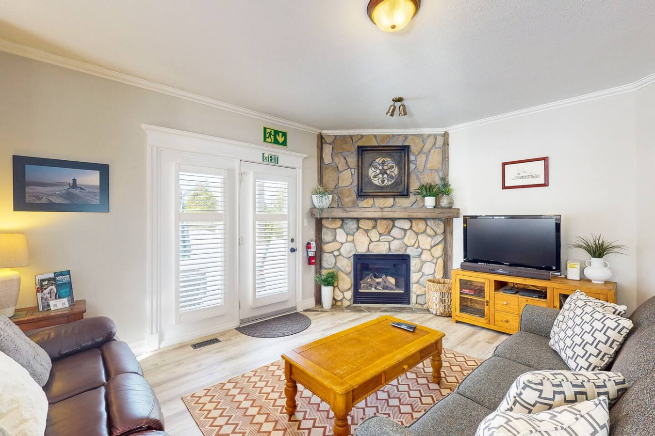 Bright 2BDR Condo with Summer Pool