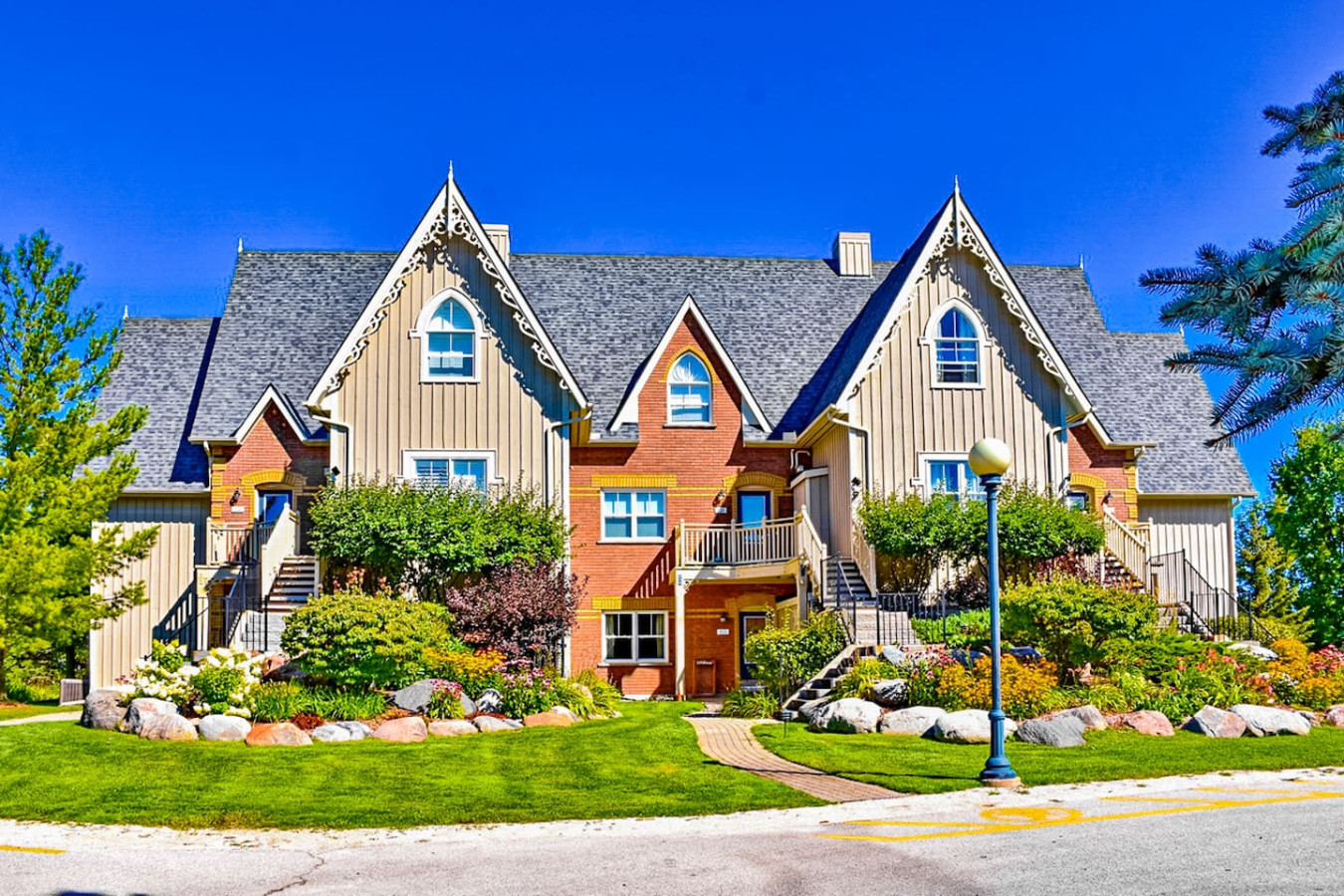 Bright 2BDR Condo with Summer Pool | Photo 19