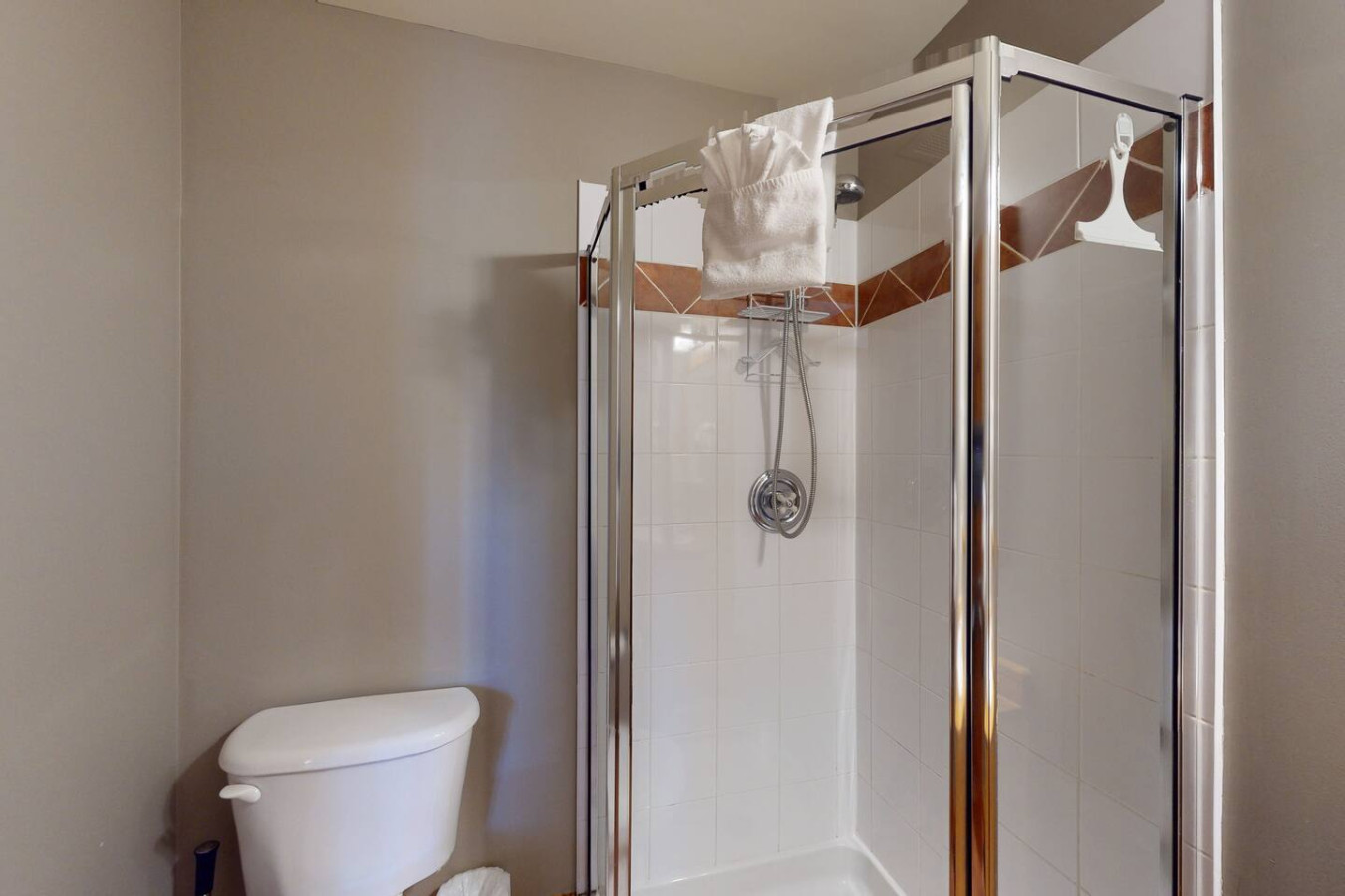 2BDR Getaway near Blue with Free Shuttle | Photo 18