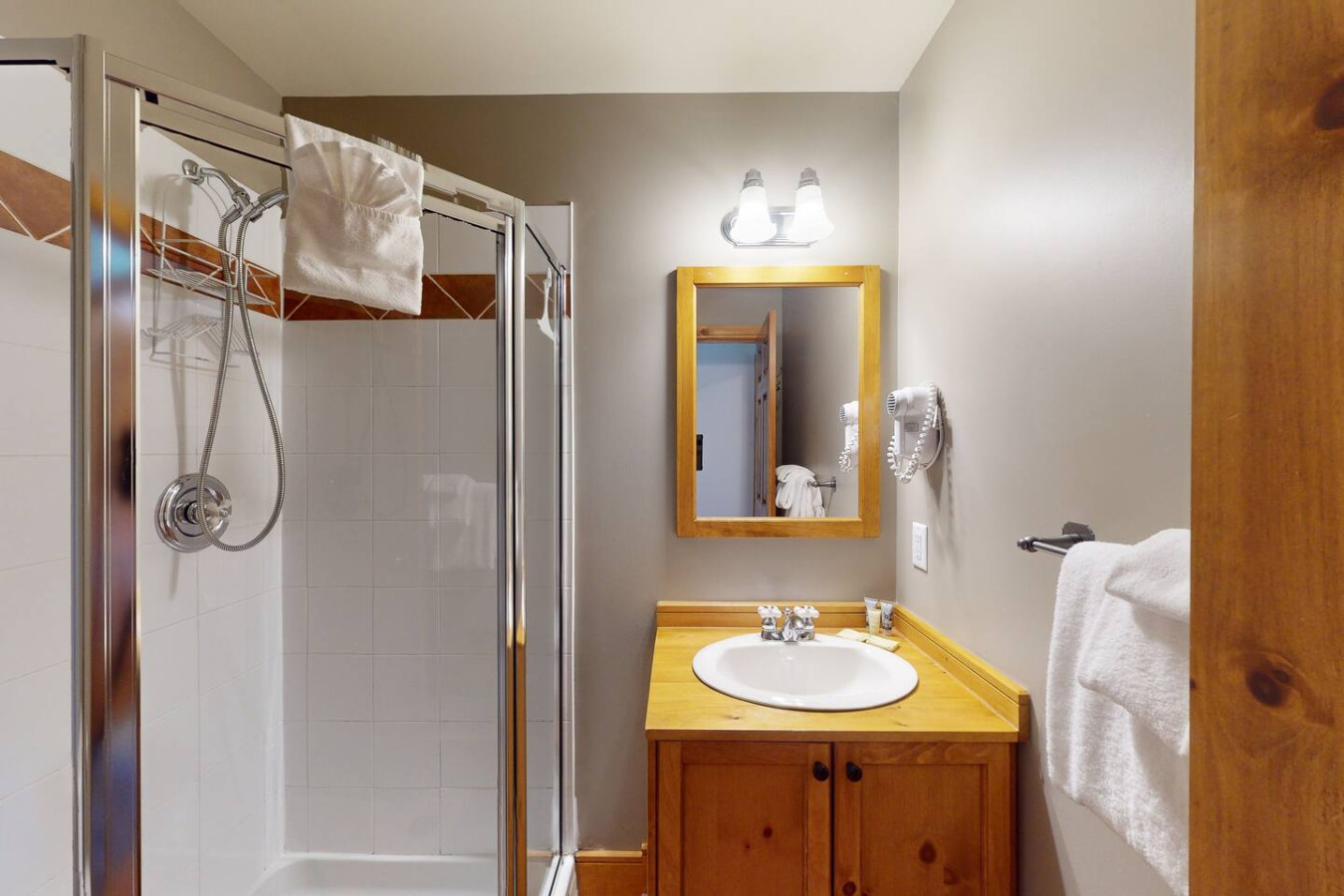 2BDR Getaway near Blue with Free Shuttle | Photo 17