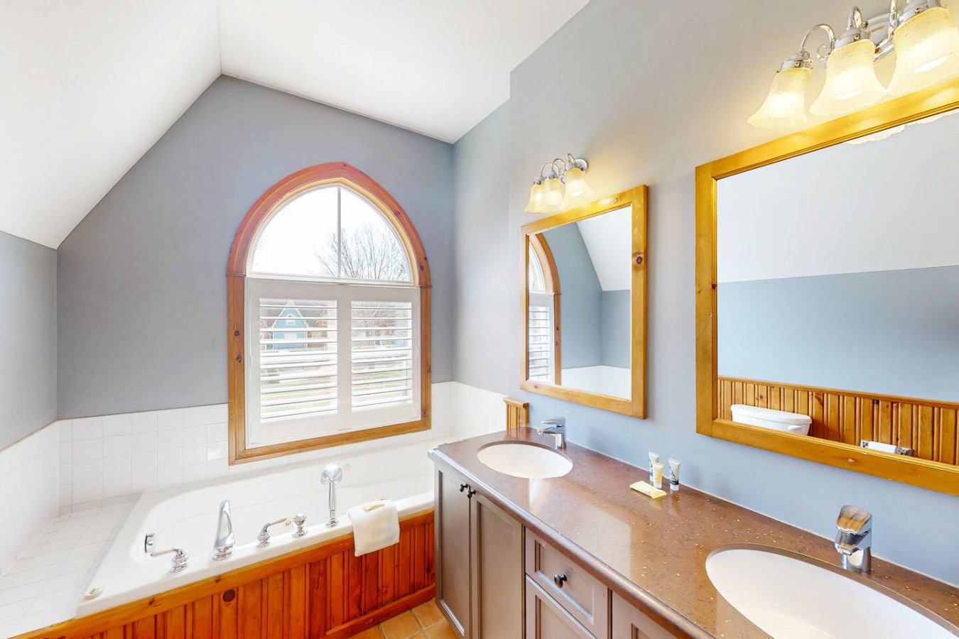 Spacious Family Getaway w/ Free Shuttle to Blue | Photo 12