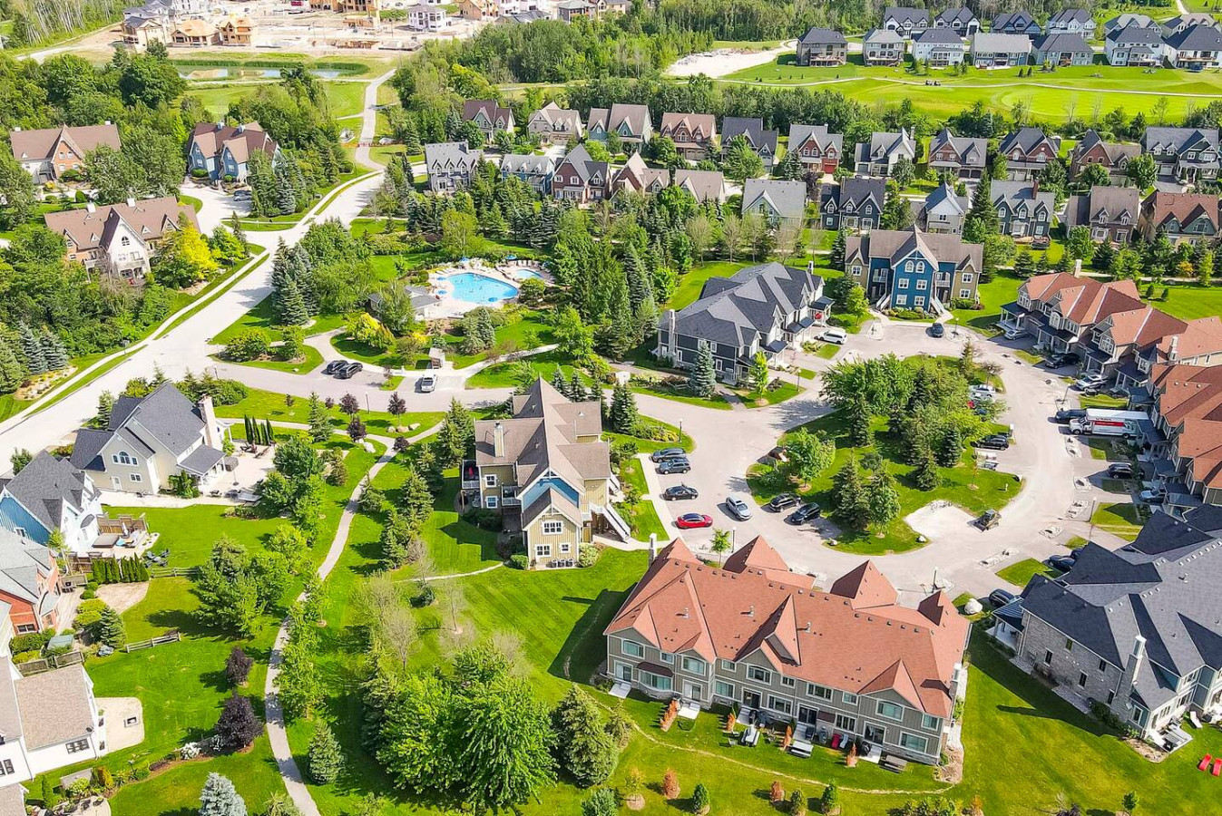 4BDR Spacious Blue Mtn Home with Summer Pool | Photo 5