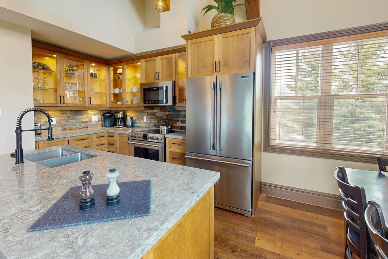 4BDR Spacious Blue Mtn Home with Summer Pool | Photo 9