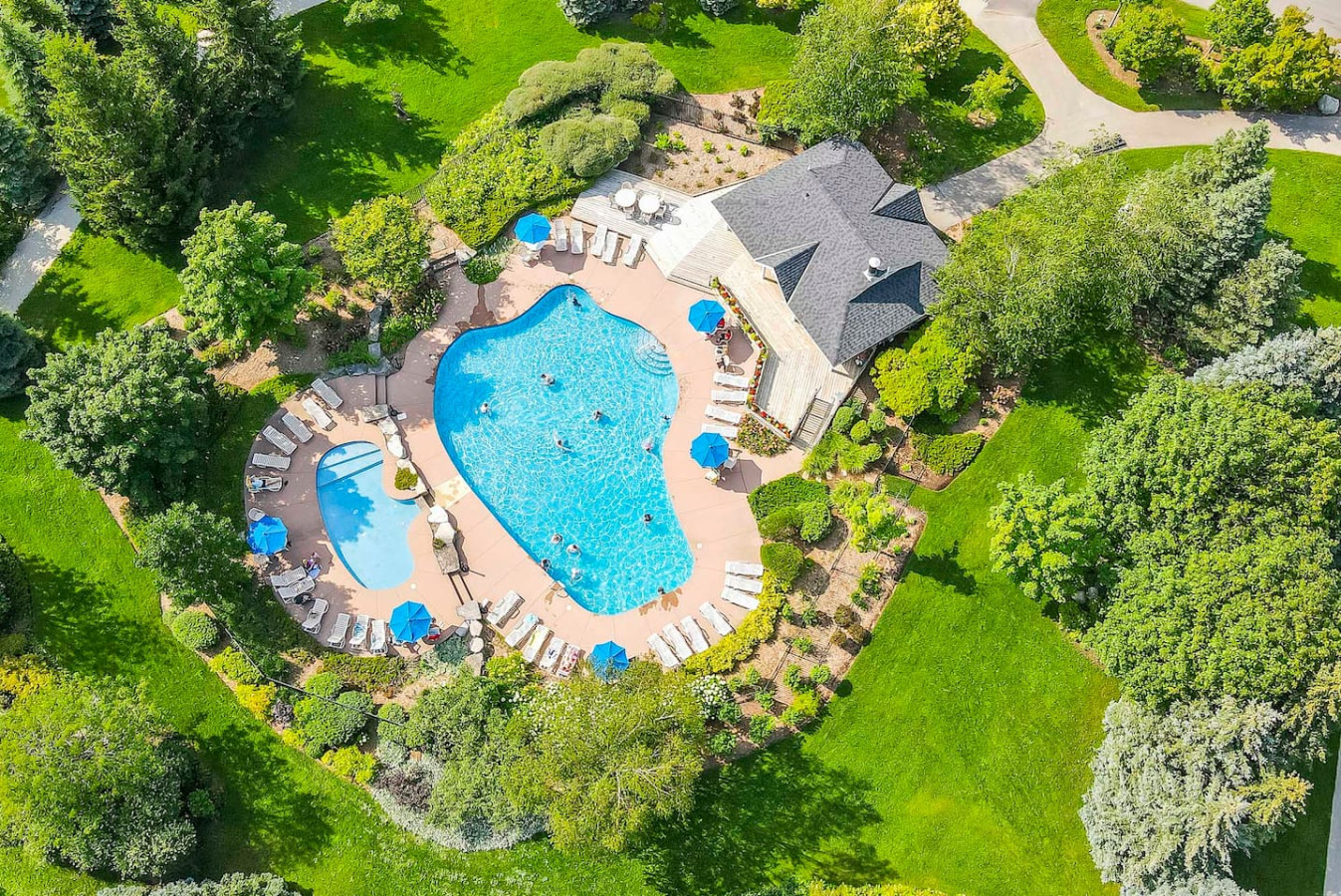 4BDR Spacious Blue Mtn Home with Summer Pool | Photo 4