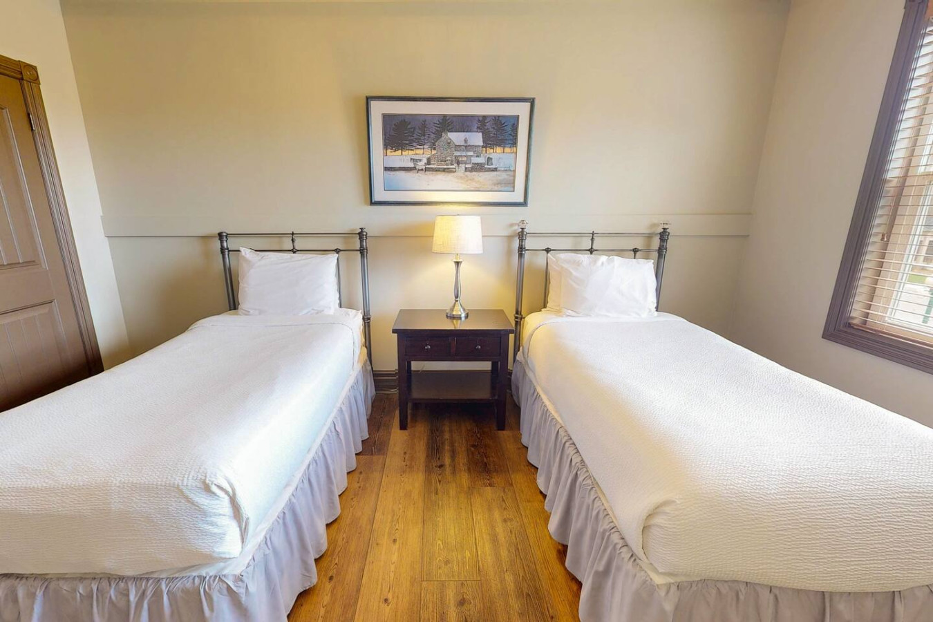 4BDR Spacious Blue Mtn Home with Summer Pool | Photo 18