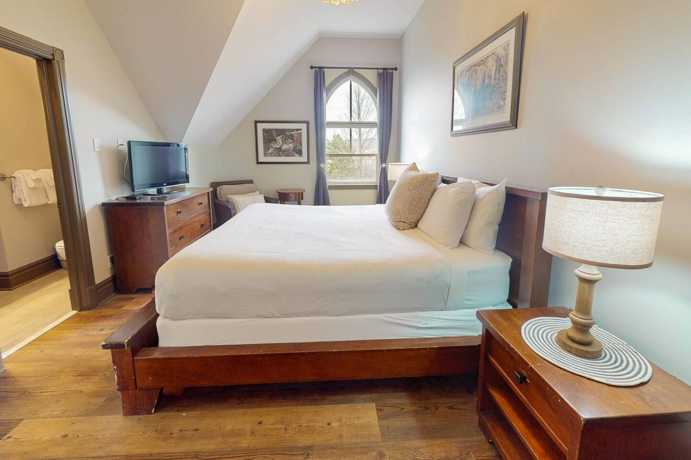 4BDR Spacious Blue Mtn Home with Summer Pool | Photo 13