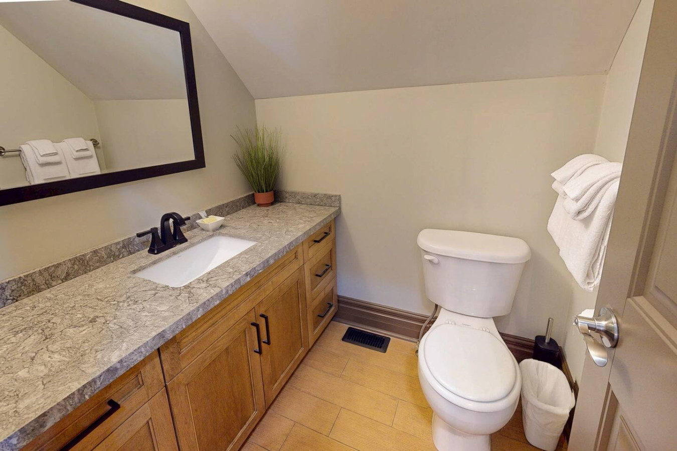 4BDR Spacious Blue Mtn Home with Summer Pool | Photo 14