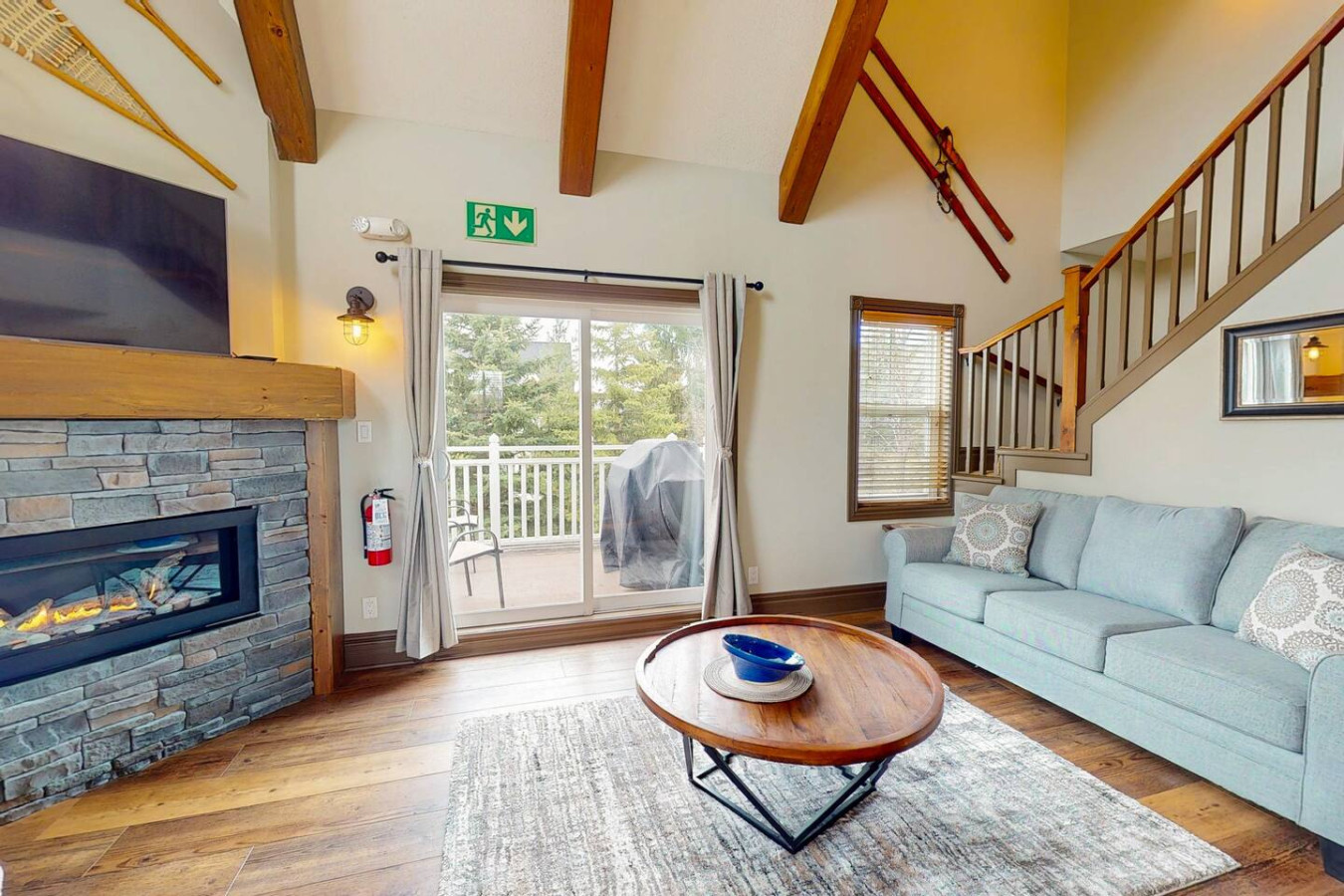 4BDR Spacious Blue Mtn Home with Summer Pool | Photo 2