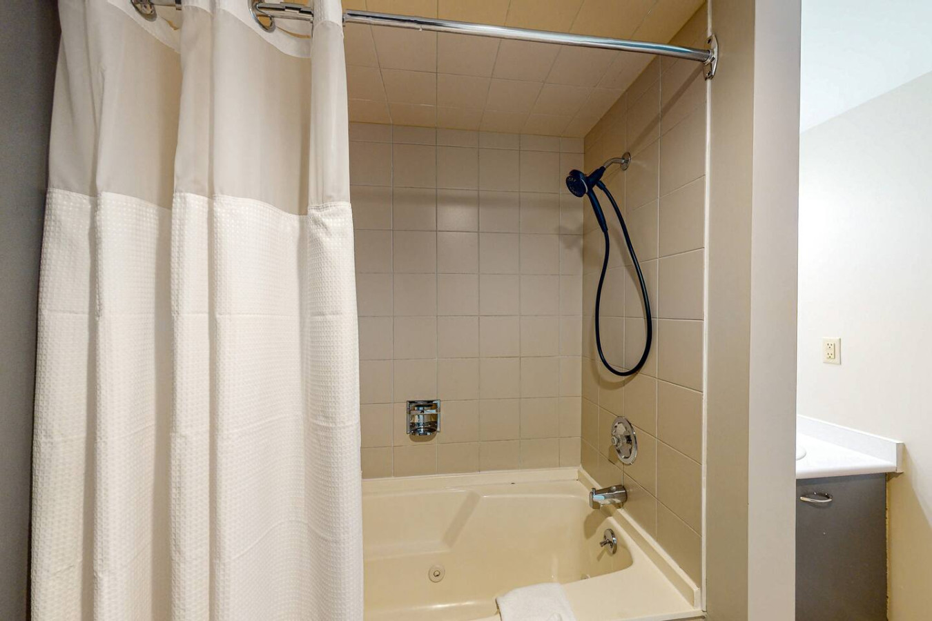 Bright Wintergreen Condo w/ Private Sauna & Golf | Photo 19