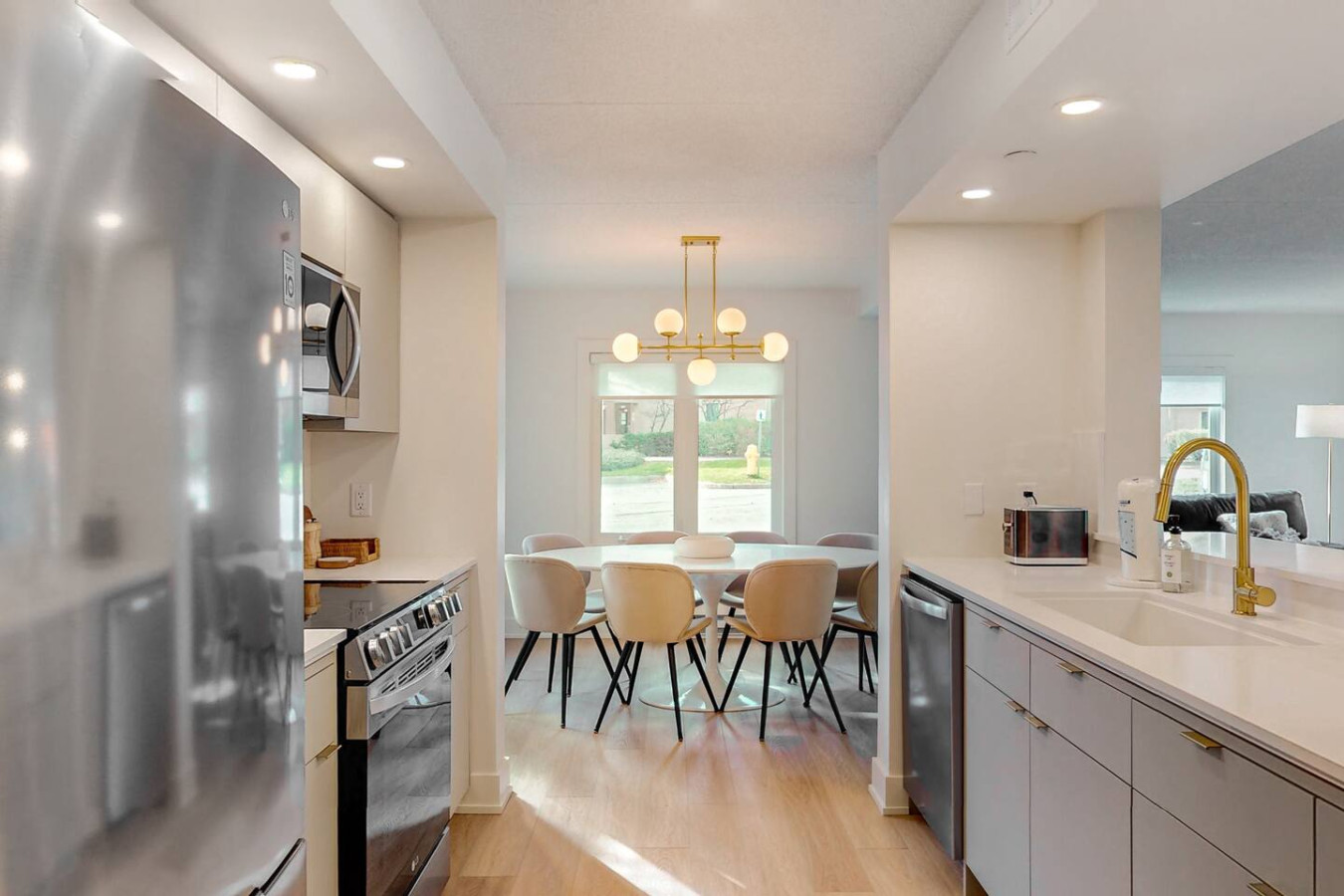 Luxury 3BDR Mountain Side Getaway, Steps to Blue! | Photo 8