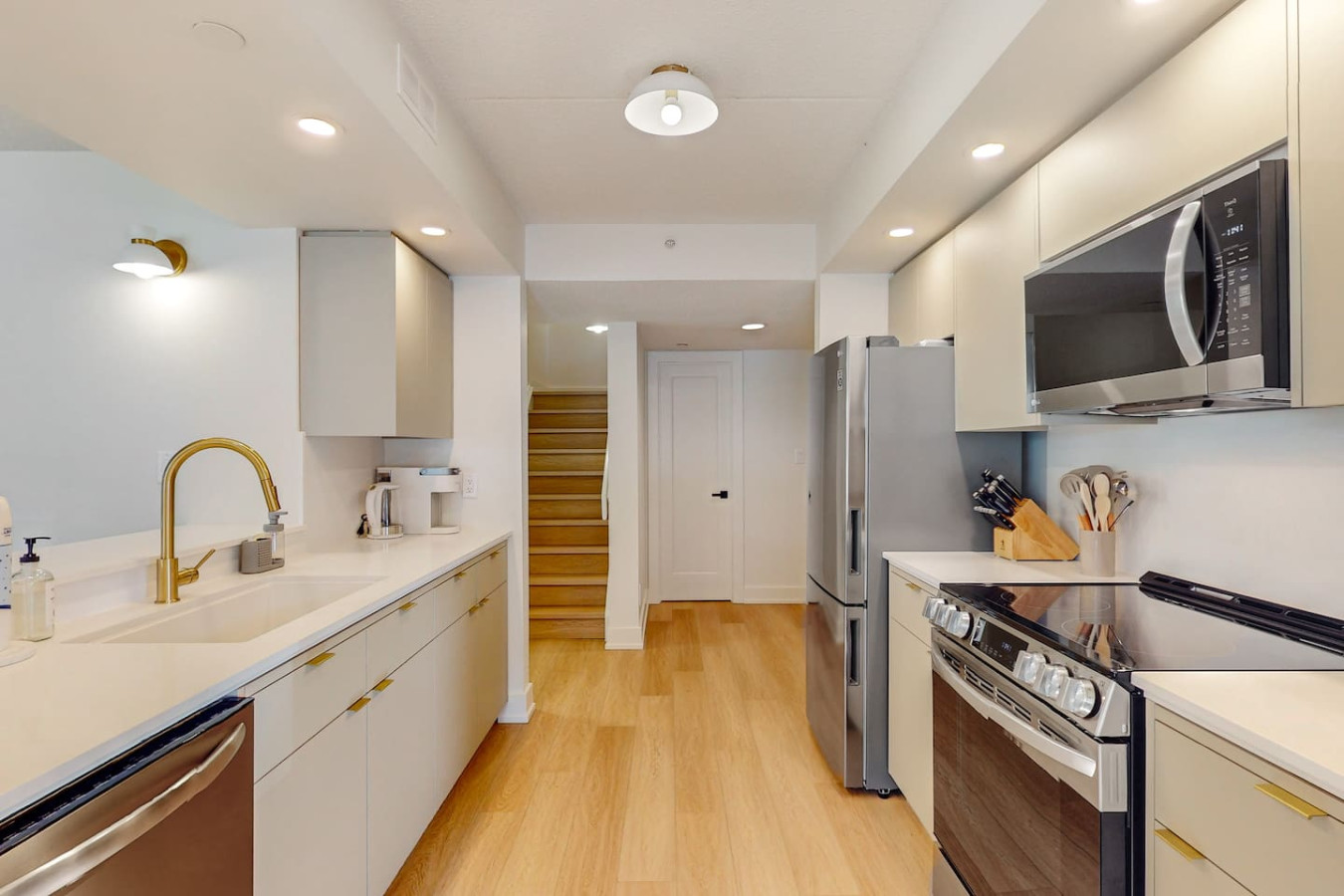 Luxury 3BDR Mountain Side Getaway, Steps to Blue! | Photo 2