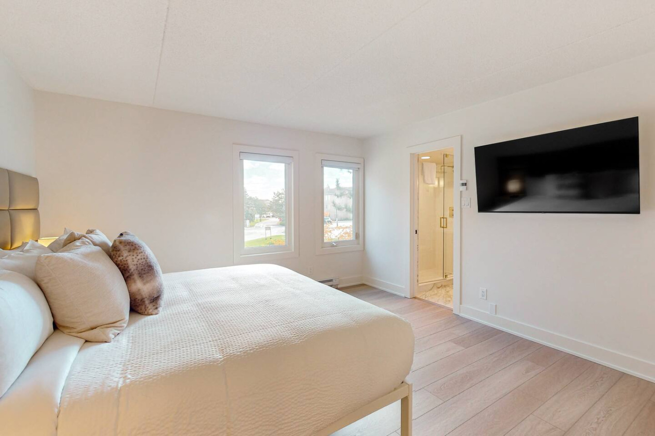 Luxury 3BDR Mountain Side Getaway, Steps to Blue! | Photo 3