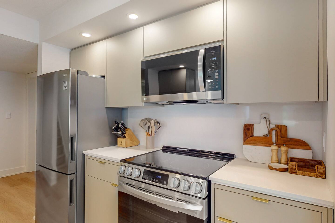 Luxury 3BDR Mountain Side Getaway, Steps to Blue! | Photo 9