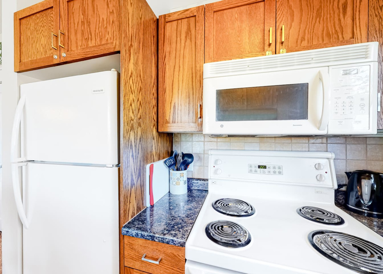 Fairway Family Retreat: Hot Tub & Mountain Views | Photo 7