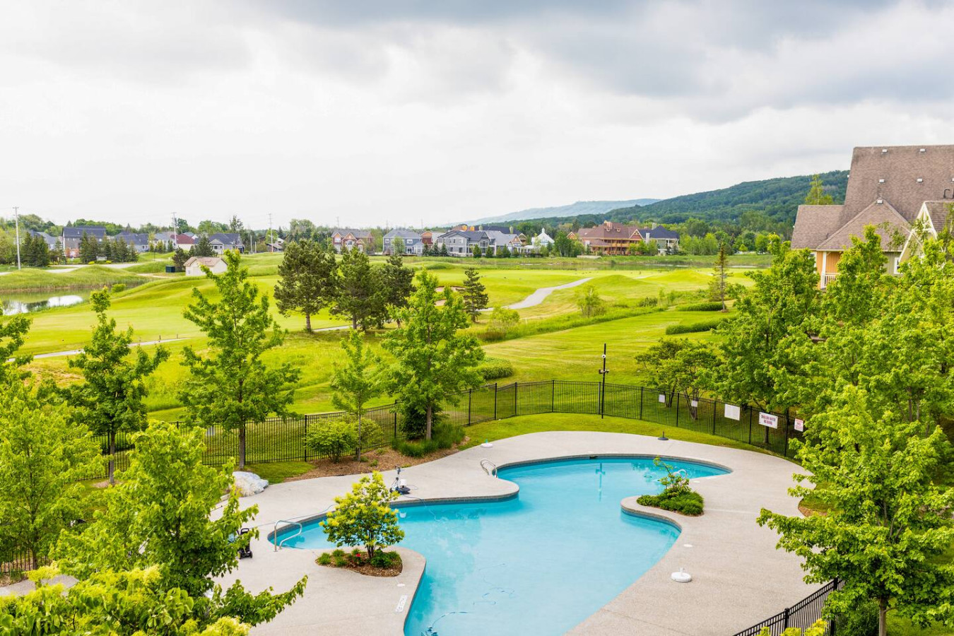 Fairway Family Retreat: Hot Tub & Mountain Views | Photo 4