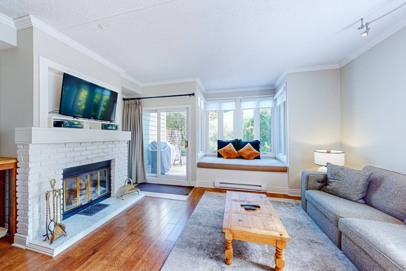 Slopeside Retreat w/ Wood Fireplace & Mins to Blue