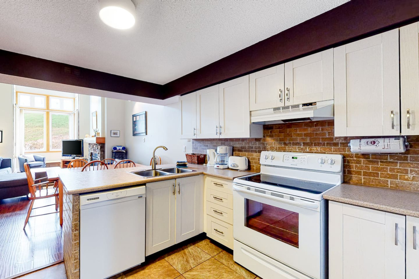 Mountain Retreat | Hillside & Mins to BM Village | Photo 2