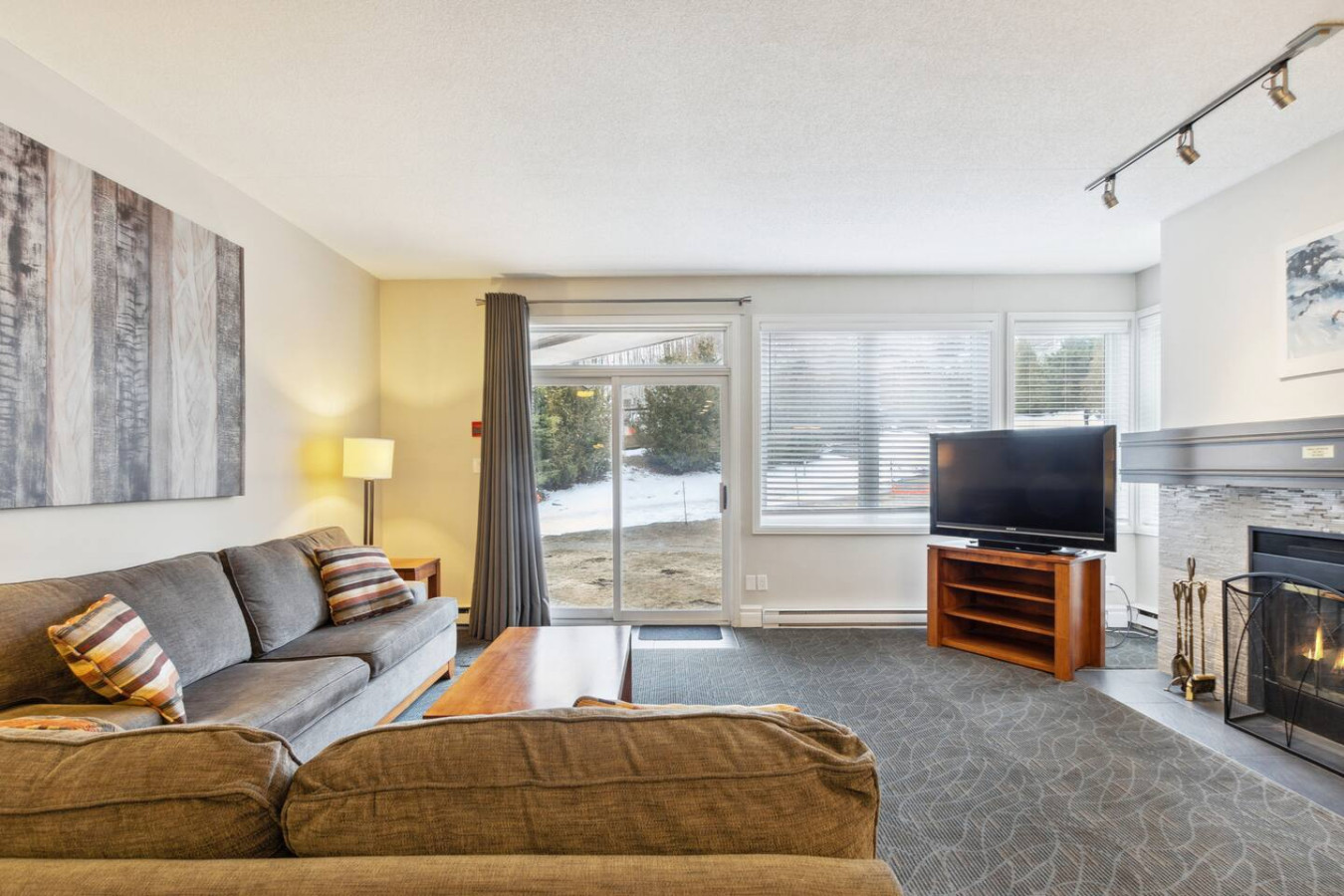 Ground-Floor Steps to Blue Mountain Home for 4 | Photo 6