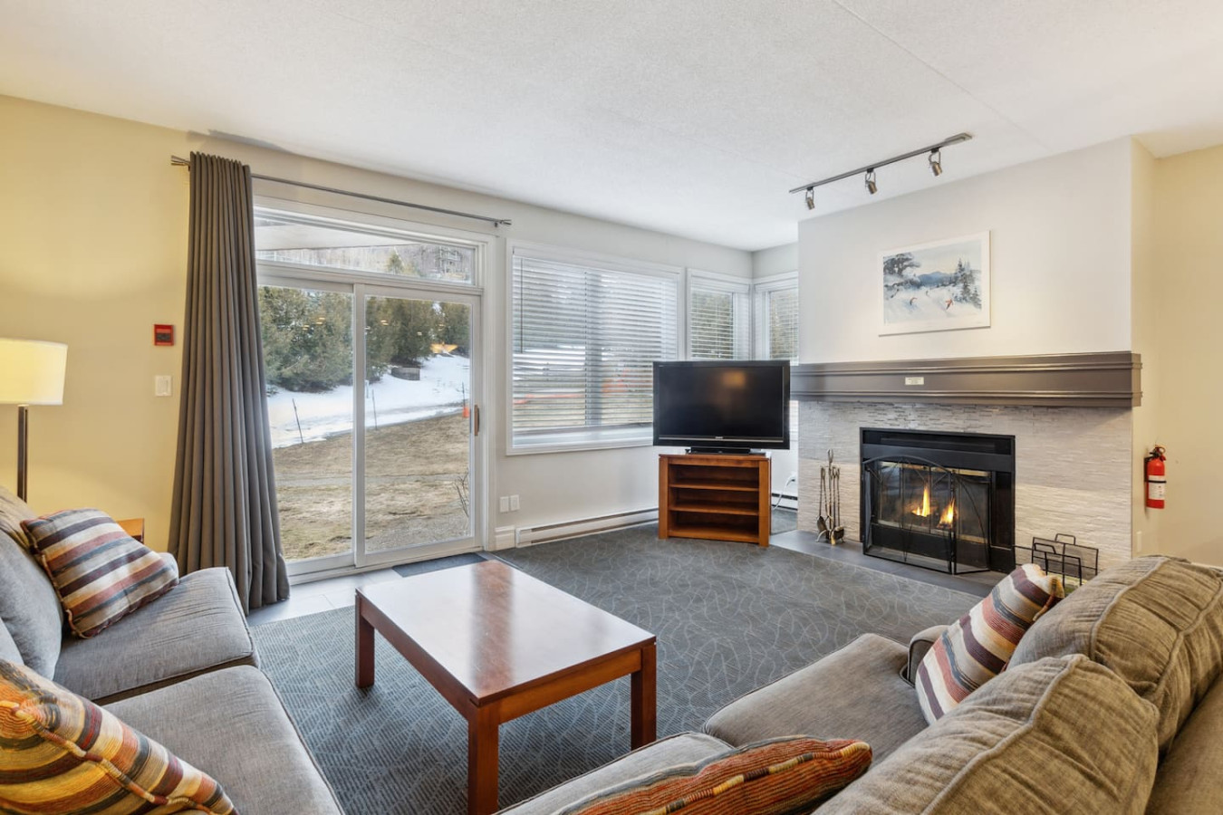 Ground-Floor Steps to Blue Mountain Home for 4