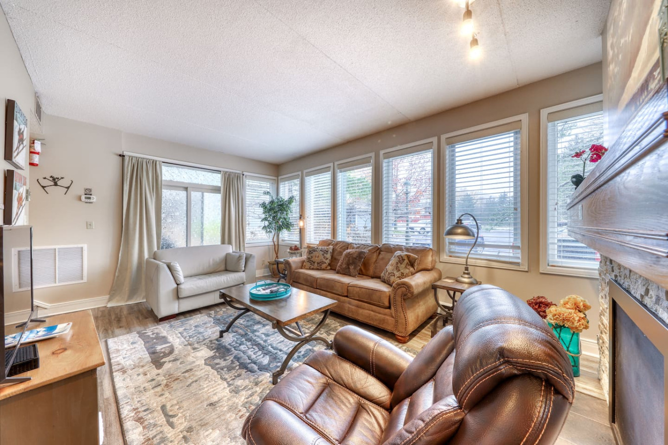 Heart of the Village Ground-Floor Condo for 7 | Photo 7