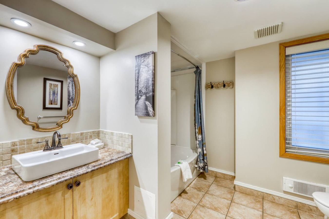 Heart of the Village Ground-Floor Condo for 7 | Photo 11