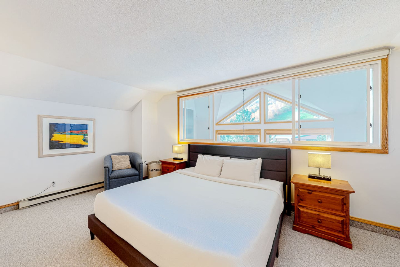 Bright & Spacious Condo, Mins to Blue & Mtn Views | Photo 3