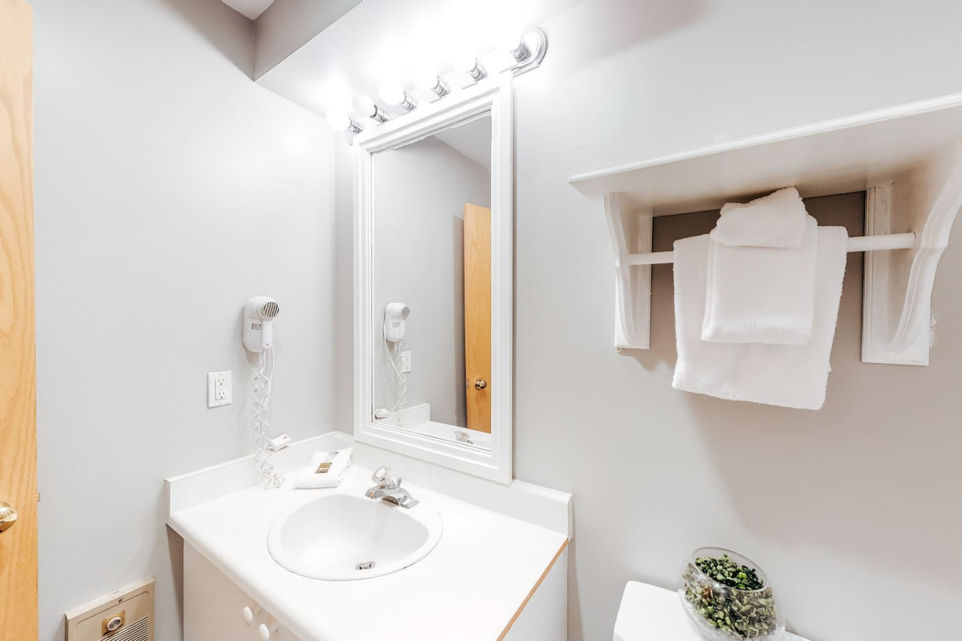 Bright & Spacious Condo, Mins to Blue & Mtn Views | Photo 12