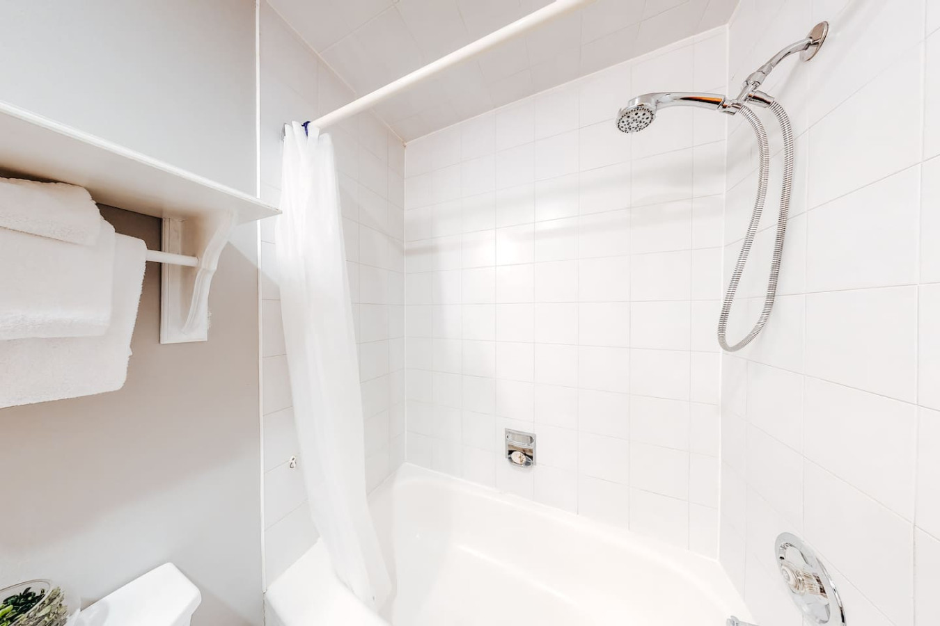 Bright & Spacious Condo, Mins to Blue & Mtn Views | Photo 14